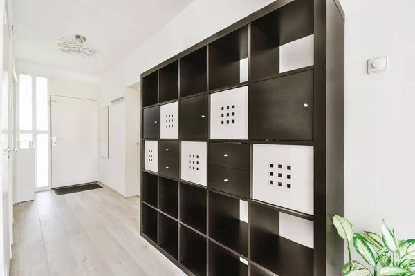 Koridor Apartemen Kontemporer Dengan Pintu Menuju Teras — Stok Foto