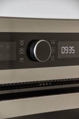 Pencereleri ve ahşap parke zemini olan boş beyaz mutfağın içi.