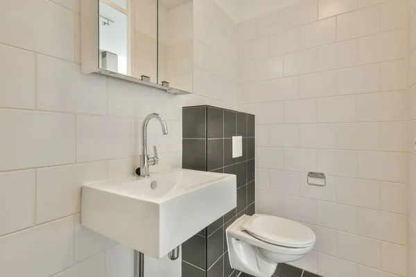 Banheiro Moderno Instalado Parede Bege Sob Botão Prateleira Iluminada Banheiro — Fotografia de Stock