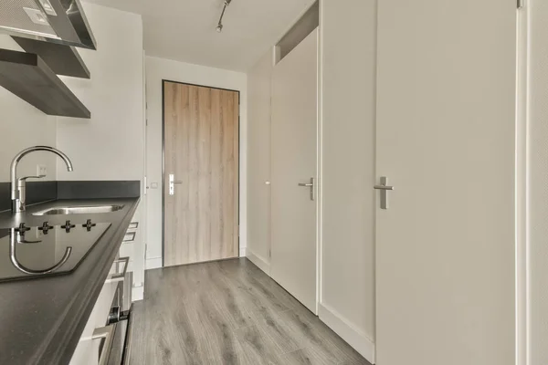 Interno Cucina Bianca Vuota Con Finestre Pavimento Parquet Legno — Foto Stock