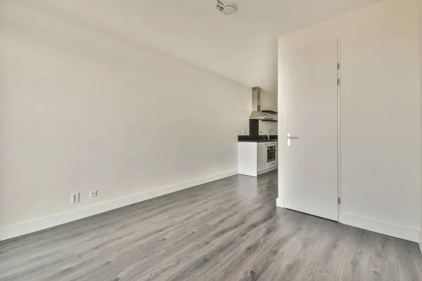 Interno Cucina Bianca Vuota Con Finestre Pavimento Parquet Legno — Foto Stock