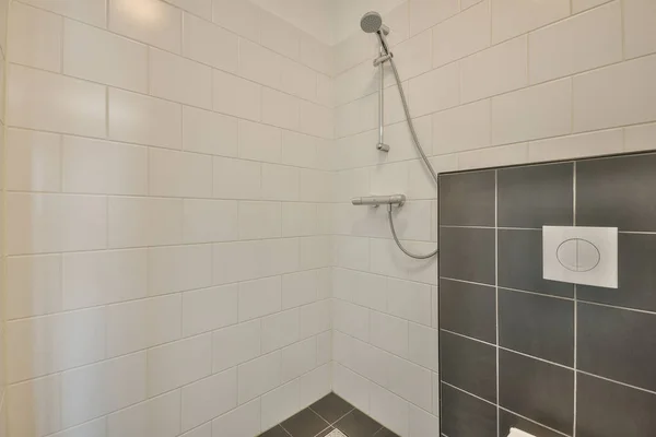Przegroda Szklana Między Kranem Prysznicowym Toaletą Ścienną Nowoczesnej Toalecie Domu — Zdjęcie stockowe
