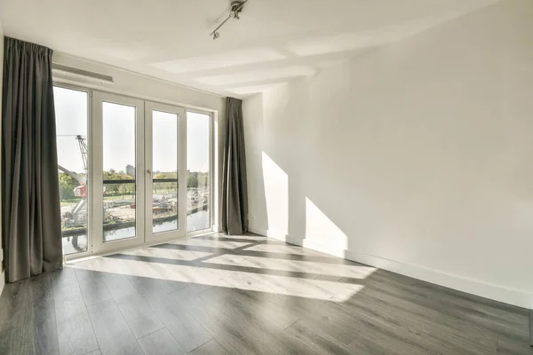 Interno Cucina Bianca Vuota Con Finestre Pavimento Parquet Legno — Foto Stock