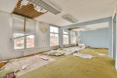 Büyük balkon pencereli, perdeli ve ahşap parke zeminli boş beyaz odanın içi.