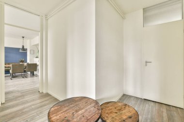 Beyaz duvarları ve aynalı gardırobu ve minimalist tarzda parke zemini olan boş dar koridor manzarası.