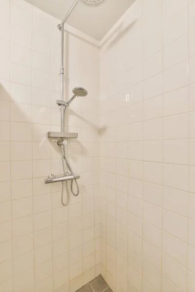 Elegante Diseño Interior Baño Pequeño Con Paredes Estantes Blancos Con — Foto de Stock