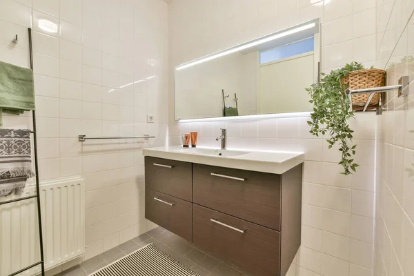 Design Interiores Elegante Pequeno Banheiro Com Paredes Brancas Prateleiras Com — Fotografia de Stock