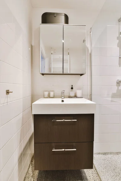 Modern Banyoda Aynalı Lavabo Cam Kapılı Duş Kutusu Beyaz Fayanslı — Stok fotoğraf