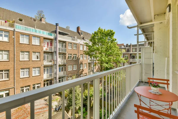 Eski tuğlalı binaların ve bisikletli arabaların ön manzarası küçük balkondan tırabzanlara kadar uzanıyor.