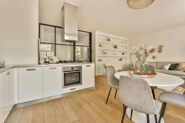 Table Chairs Flowers Located Lounge Area Kitchen Spacious Room Contemporary — Stock Photo, Image