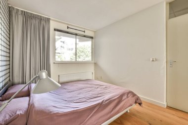 Güneş ışığıyla kaplanmış yatak odası rafları ve dekorasyonlarıyla aydınlık çağdaş yatak odası