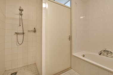 Açık banyo küveti ve duşu olan modern ev iç tasarımı. Tuvaletten bölme duvarıyla ayrılmış.