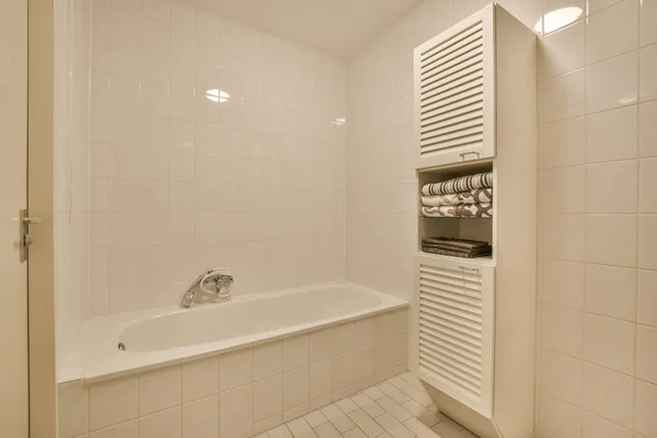Nowoczesny Wystrój Wnętrz Białych Łazienek Otwartą Wanną Prysznicem Oddzielonych Toalety — Zdjęcie stockowe