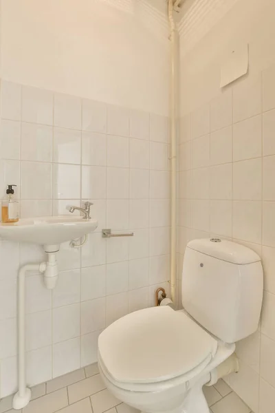 Modernes Wohndesign Aus Weißem Badezimmer Mit Offener Badewanne Und Dusche — Stockfoto