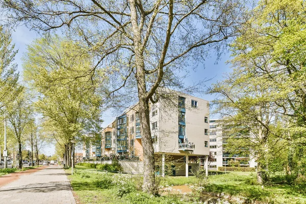 Panoramablick Auf Backsteinhäuser Von Einem Leeren Bürgersteig Mit Autos Bäumen — Stockfoto