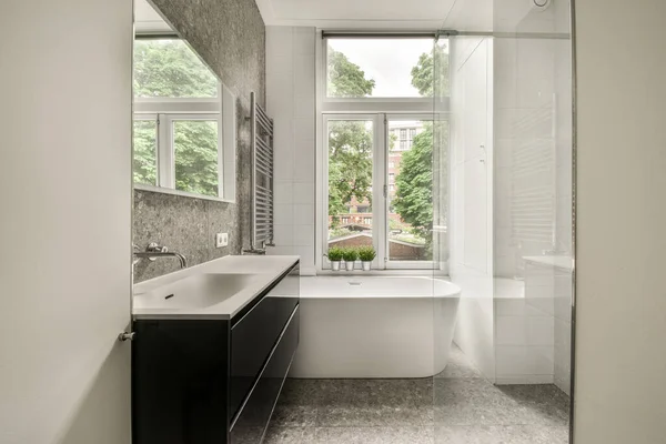 开放式浴缸 淋浴间与卫生间隔墙分隔的现代家居室内设计 — 图库照片