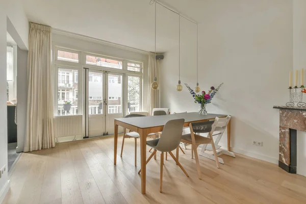 Holztisch Und Bequeme Stühle Der Nähe Von Küchenmöbeln Moderner Heller — Stockfoto