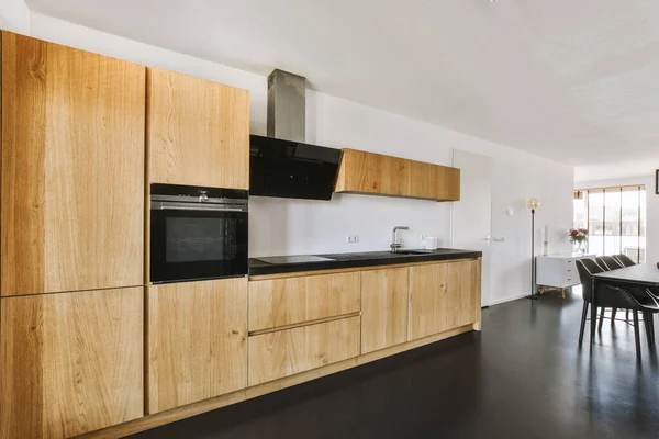 Nowoczesny Minimalistyczny Styl Wnętrza Jasny Apartament Typu Studio Drewnianym Stołem — Zdjęcie stockowe