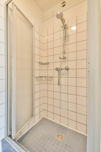 Interior Banheiro Contemporâneo Com Chuveiro Pia Estilo Mínimo Apartamento — Fotografia de Stock