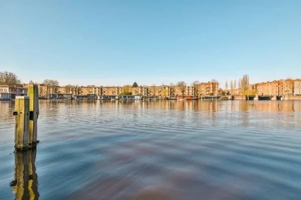 Binaya yakın bir cadde manzarası, dışarısı çok güzel.