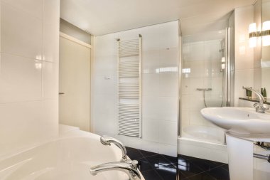 Açık banyo küveti ve duşu olan modern ev iç tasarımı. Tuvaletten bölme duvarıyla ayrılmış.