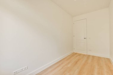 Evdeki boş ışık odasında, beyaz duvardaki plastik pencere ve radyatör.