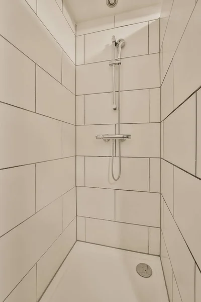 Современный Дизайн Интерьера Белого Санузла Открытой Ванной Душем Отделенным Туалета — стоковое фото