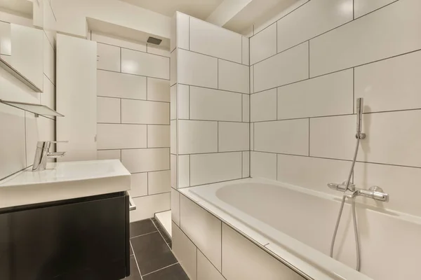 Modernes Wohndesign Aus Weißem Badezimmer Mit Offener Badewanne Und Dusche — Stockfoto