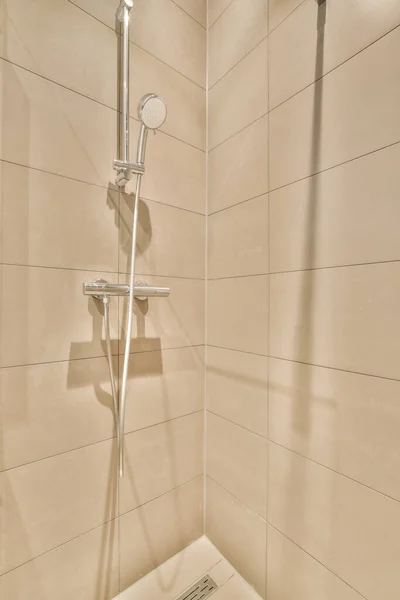 モダンなアパートで 白いトイレとガラスシャワー付きのバスタブ付きのスタイリッシュなバスルームのインテリアデザイン — ストック写真