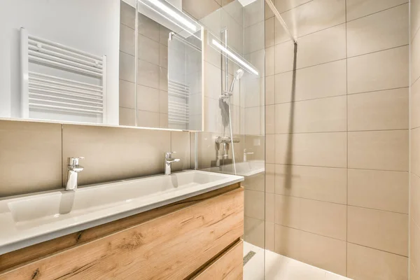 Design Interiores Elegante Casa Banho Com Branco Banheira Com Chuveiro — Fotografia de Stock