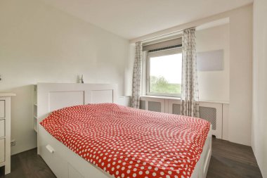 Güneş ışığıyla kaplanmış yatak odası rafları ve dekorasyonlarıyla aydınlık çağdaş yatak odası