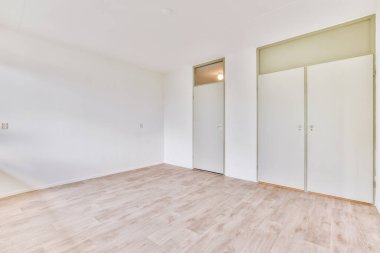 Lüks bir evde rahat ve ferah boş bir oda.