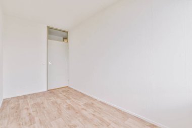 Lüks bir evde rahat ve ferah boş bir oda.