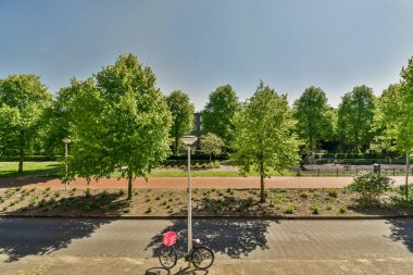 Binaya yakın bir cadde manzarası, dışarısı çok güzel.