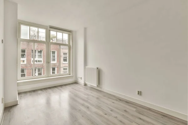 Innenraum Eines Leeren Weißen Zimmers Mit Großen Balkonfenstern Mit Vorhängen — Stockfoto