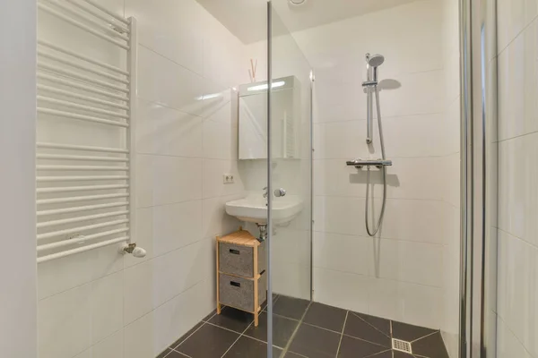 Design Interiores Casa Moderna Banheiro Branco Com Banheira Aberta Chuveiro — Fotografia de Stock