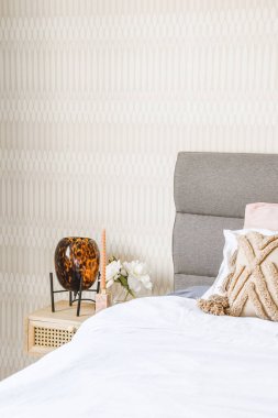 Yatak odasının iç tasarımı, yatak odası ve ahşap gardırop modern dairenin penceresinin kenarına yerleştirilmiş.