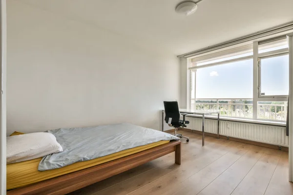 Zonnige Bed Bedekt Met Deken Licht Moderne Slaapkamer Met Planken — Stockfoto