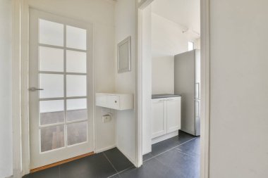 Lüks mutfaktaki zarif lavaboyu kapat.