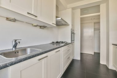 Lüks mutfaktaki zarif lavaboyu kapat.