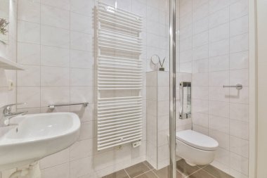 Açık banyo küveti ve duşu olan modern ev iç tasarımı. Tuvaletten bölme duvarıyla ayrılmış.