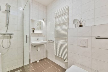 Açık banyo küveti ve duşu olan modern ev iç tasarımı. Tuvaletten bölme duvarıyla ayrılmış.