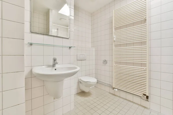 Parede Pendurado Banheiro Pequena Pia Canto Sala Lavatório Com Azulejo — Fotografia de Stock