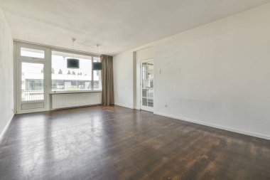 Lüks bir evde rahat ve ferah boş bir oda.