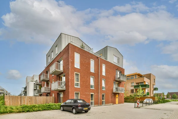 Binaya yakın bir cadde manzarası, dışarısı çok güzel.