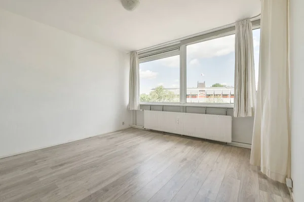 Kunststof Raam Radiator Witte Wand Lege Lichtkamer Thuis — Stockfoto