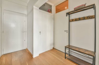 Rahat kanepesi ve düz ahşap masası olan çağdaş oturma odasının içinde.