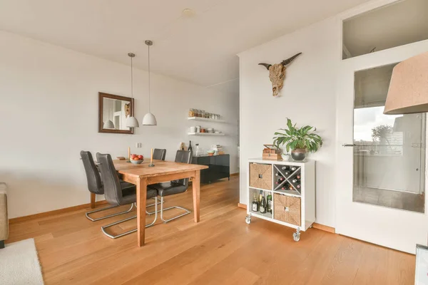 Interior Del Salón Contemporáneo Con Cómodo Sofá Mesa Madera Piso — Foto de Stock