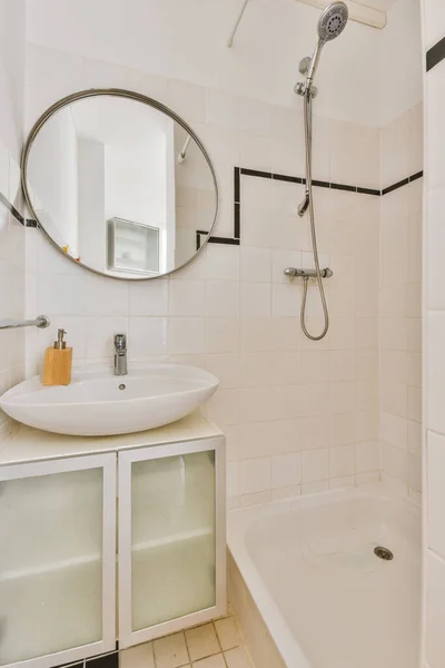 Umyvadla Zrcadly Čistou Vanou Moderní Koupelně Bílými Kachlovými Stěnami — Stock fotografie