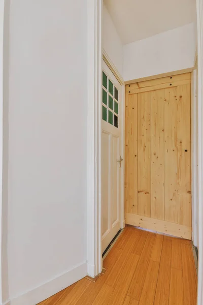 Korridor Einer Modernen Wohnung Mit Tür Zur Terrasse — Stockfoto